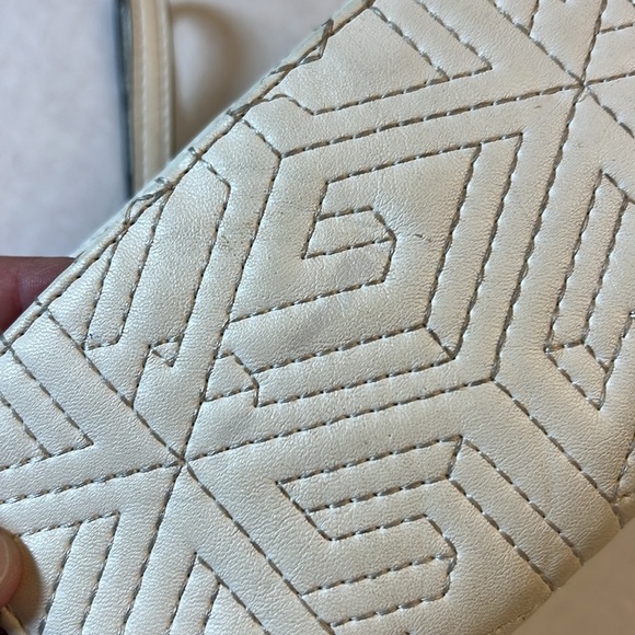 GUESS QUILTED WHITE WALLET - Picture 8 of 16